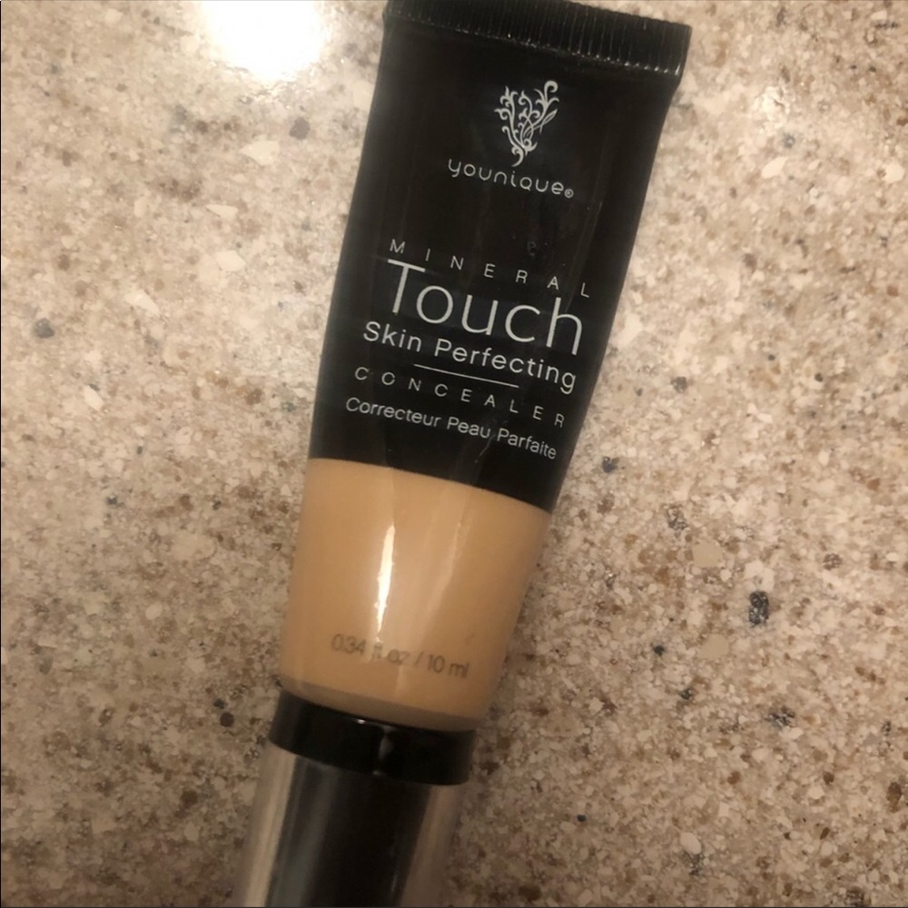 Younique velour concealer 70% full